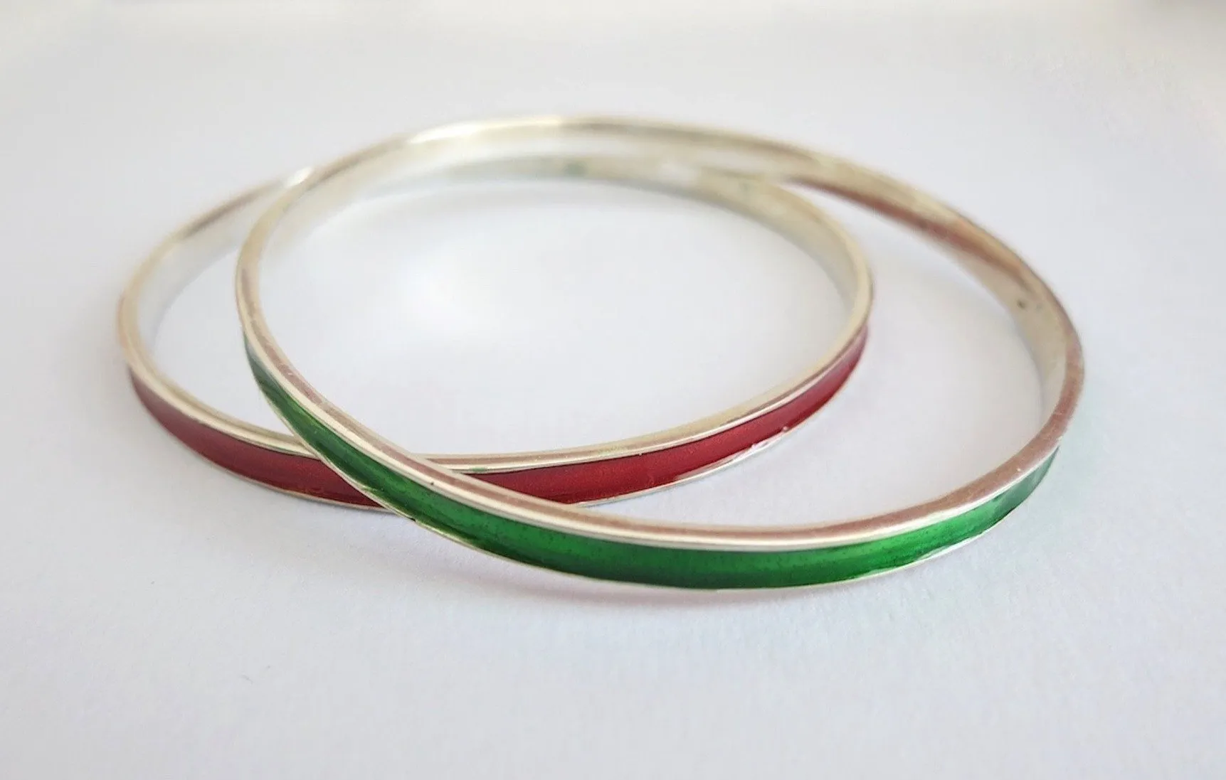 Elegant single colour enamel work bangle